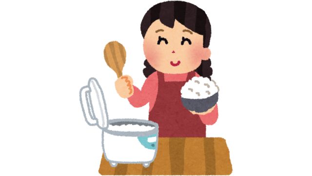 ご飯をよそる女性